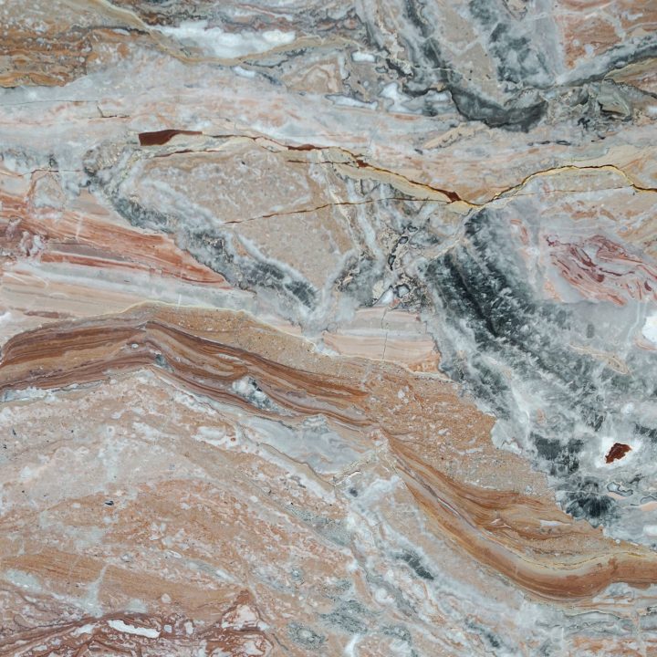 Italian marble that stands out for its warm colors with veins and bold designs. Its geometric texture is perfect for open book use.